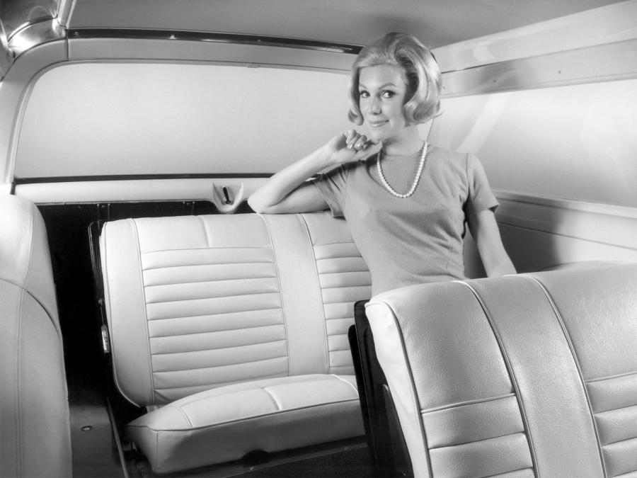 Интерьер Oldsmobile Vista Cruiser Custom 1964 года  (фото 7 из 8)